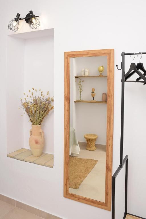 Entrance corner of Casa Arbonaida with mirror and dried flowers